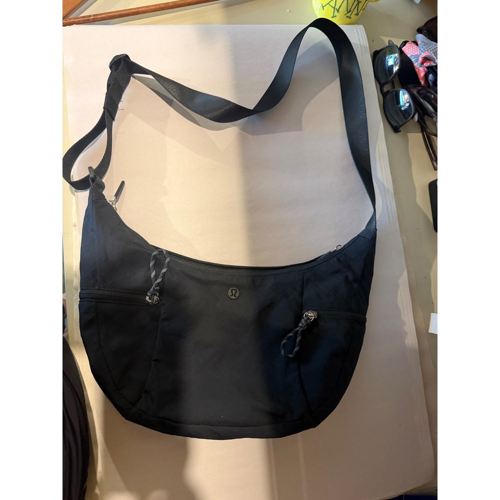 Lululemon Slouchy Sling Bag 6L Black Crossbody Purse - Picture 2 of 8